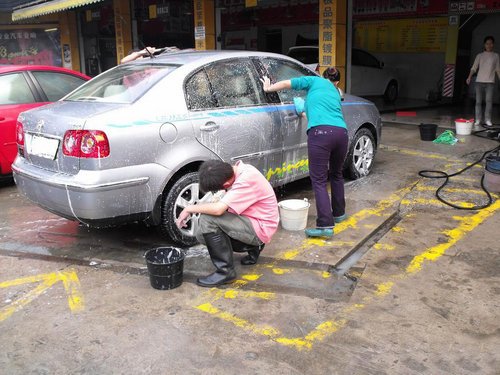路边汽车洗车店