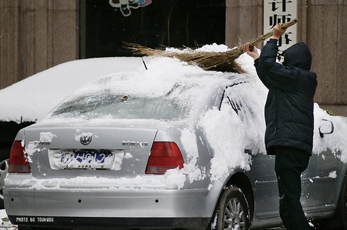 雪下的汽车